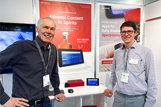 Zwei Teammitglieder von labCognition auf einem Messestand